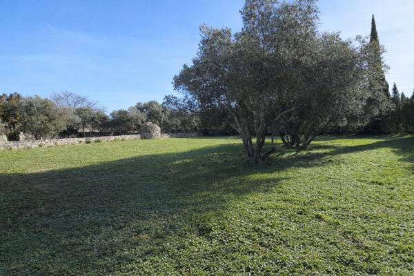 Cabrières-d'Avignon (84220) TERRAIN CONSTRUCTIBLE AVEC BORIE