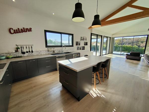 Maison 5 pièces avec piscine d'environ 170m²