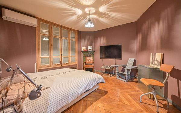 Appartement à vendre    6 pièces • 145,51 m2 Paris 20