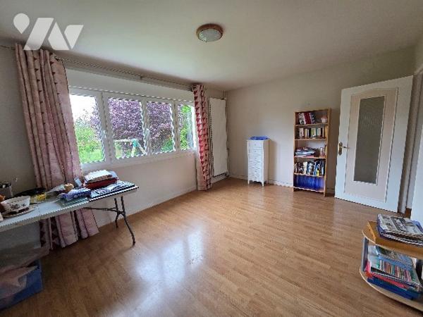 YVETOT,  maison de ville, d'~94 m², sur un terrain ~670 m², 3 chambres, sous sol.