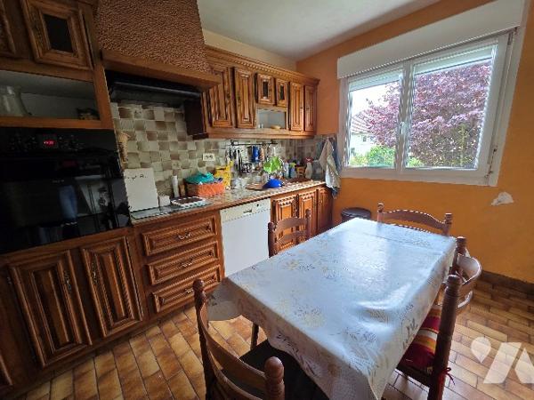 YVETOT,  maison de ville, d'~94 m², sur un terrain ~670 m², 3 chambres, sous sol.