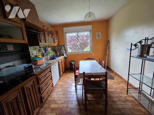 YVETOT,  maison de ville, d'~94 m², sur un terrain ~670 m², 3 chambres, sous sol.