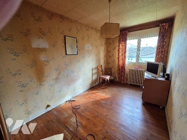 YVETOT,  maison de ville, d'~94 m², sur un terrain ~670 m², 3 chambres, sous sol.