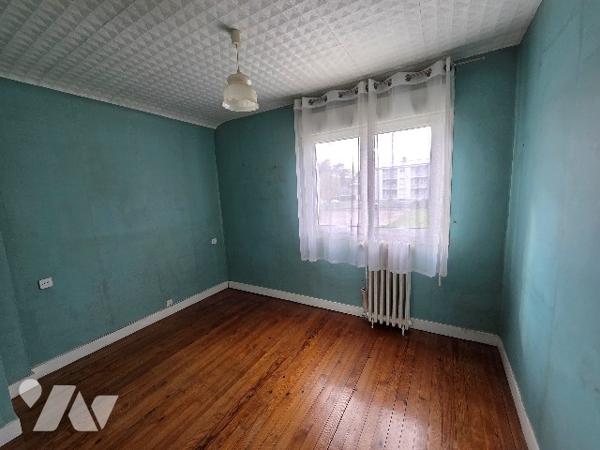 YVETOT,  maison de ville, d'~94 m², sur un terrain ~670 m², 3 chambres, sous sol.