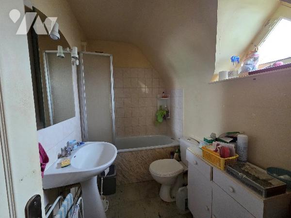 YVETOT,  maison de ville, d'~94 m², sur un terrain ~670 m², 3 chambres, sous sol.