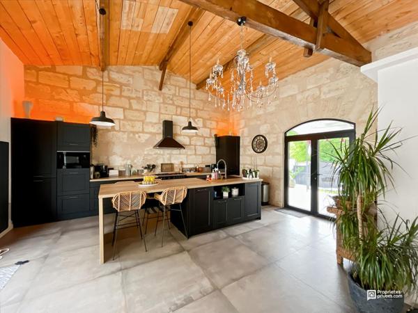 Élégance et prestige : maison en pierre de 215 m² avec prestations haut de gamme et terrasse, piscine