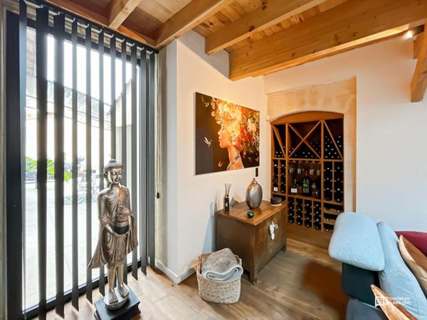 Élégance et prestige : maison en pierre de 215 m² avec prestations haut de gamme et terrasse, piscine