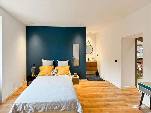 Élégance et prestige : maison en pierre de 215 m² avec prestations haut de gamme et terrasse, piscine