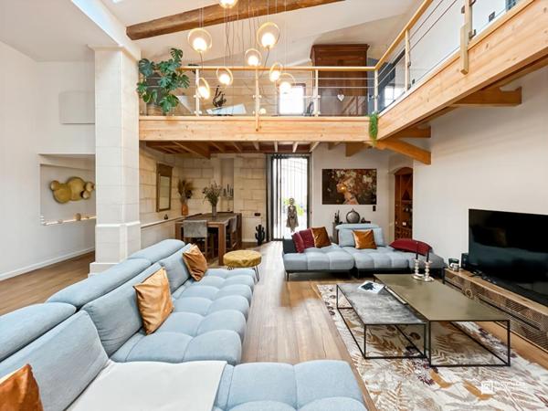 Élégance et prestige : maison en pierre de 215 m² avec prestations haut de gamme et terrasse, piscine