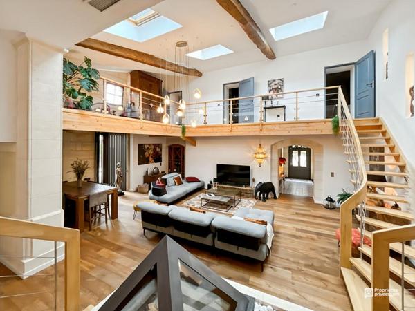 Élégance et prestige : maison en pierre de 215 m² avec prestations haut de gamme et terrasse, piscine