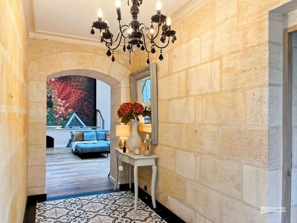 Élégance et prestige : maison en pierre de 215 m² avec prestations haut de gamme et terrasse, piscine