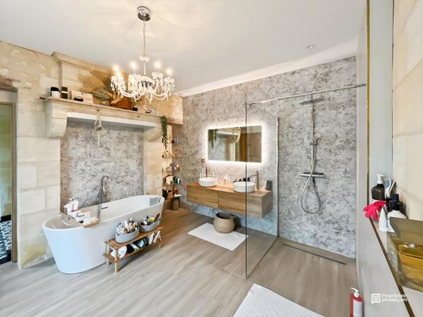 Élégance et prestige : maison en pierre de 215 m² avec prestations haut de gamme et terrasse, piscine