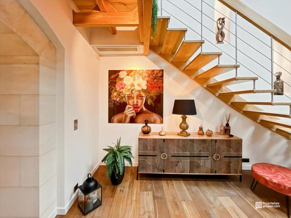 Élégance et prestige : maison en pierre de 215 m² avec prestations haut de gamme et terrasse, piscine