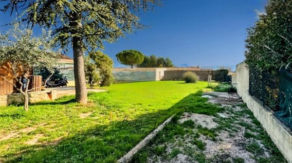 OPPORTUNITE– POURRIÈRES CENTRE (10 minutes de Trets) – TERRAIN PLAT LIBRE CONSTRUCTEUR – (83) VAR Provence