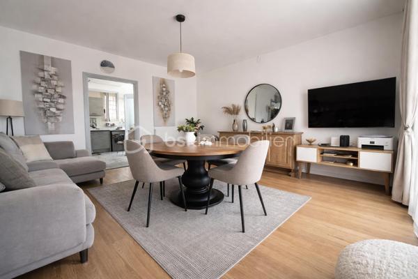 A seulement 3 minutes du port et des commerces, découvrez cette superbe maison entierement rénovée, offrant une vue imprenable sur la citadelle et le port de Bonifacio.
- 3 chambres (possibilité 4)
- 2 salles de douches avec WC
- un grand salon sejour avec véranda
- Climatisation et pompes à chaleur recentes
- plus de 65 M2 de terrasses avec vue
- jardin de 135 M2
- Cuisine d 'été exterieure dans abri de jardin
- alarme verisure installée

Maison en parfait état : aucun travaux à prévoir, vous posez vos valises!

Bien rare en CORSE DU SUD, à visiter rapidement