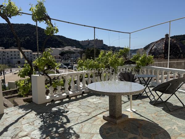 A seulement 3 minutes du port et des commerces, découvrez cette superbe maison entierement rénovée, offrant une vue imprenable sur la citadelle et le port de Bonifacio.
- 3 chambres (possibilité 4)
- 2 salles de douches avec WC
- un grand salon sejour avec véranda
- Climatisation et pompes à chaleur recentes
- plus de 65 M2 de terrasses avec vue
- jardin de 135 M2
- Cuisine d 'été exterieure dans abri de jardin
- alarme verisure installée

Maison en parfait état : aucun travaux à prévoir, vous posez vos valises!

Bien rare en CORSE DU SUD, à visiter rapidement