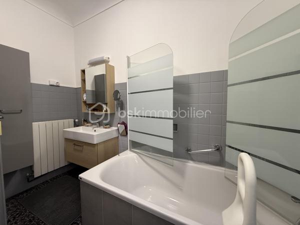 A seulement 3 minutes du port et des commerces, découvrez cette superbe maison entierement rénovée, offrant une vue imprenable sur la citadelle et le port de Bonifacio.
- 3 chambres (possibilité 4)
- 2 salles de douches avec WC
- un grand salon sejour avec véranda
- Climatisation et pompes à chaleur recentes
- plus de 65 M2 de terrasses avec vue
- jardin de 135 M2
- Cuisine d 'été exterieure dans abri de jardin
- alarme verisure installée

Maison en parfait état : aucun travaux à prévoir, vous posez vos valises!

Bien rare en CORSE DU SUD, à visiter rapidement