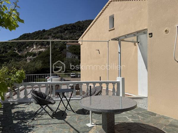 A seulement 3 minutes du port et des commerces, découvrez cette superbe maison entierement rénovée, offrant une vue imprenable sur la citadelle et le port de Bonifacio.
- 3 chambres (possibilité 4)
- 2 salles de douches avec WC
- un grand salon sejour avec véranda
- Climatisation et pompes à chaleur recentes
- plus de 65 M2 de terrasses avec vue
- jardin de 135 M2
- Cuisine d 'été exterieure dans abri de jardin
- alarme verisure installée

Maison en parfait état : aucun travaux à prévoir, vous posez vos valises!

Bien rare en CORSE DU SUD, à visiter rapidement