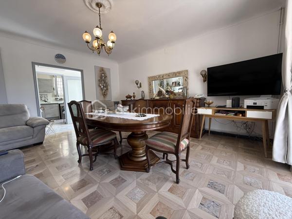 A seulement 3 minutes du port et des commerces, découvrez cette superbe maison entierement rénovée, offrant une vue imprenable sur la citadelle et le port de Bonifacio.
- 3 chambres (possibilité 4)
- 2 salles de douches avec WC
- un grand salon sejour avec véranda
- Climatisation et pompes à chaleur recentes
- plus de 65 M2 de terrasses avec vue
- jardin de 135 M2
- Cuisine d 'été exterieure dans abri de jardin
- alarme verisure installée

Maison en parfait état : aucun travaux à prévoir, vous posez vos valises!

Bien rare en CORSE DU SUD, à visiter rapidement