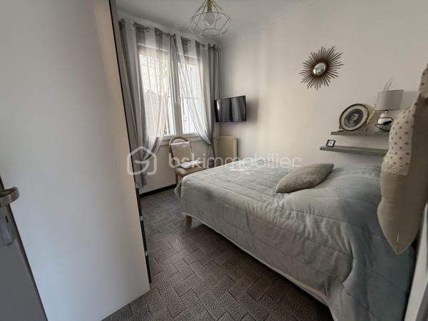 A seulement 3 minutes du port et des commerces, découvrez cette superbe maison entierement rénovée, offrant une vue imprenable sur la citadelle et le port de Bonifacio.
- 3 chambres (possibilité 4)
- 2 salles de douches avec WC
- un grand salon sejour avec véranda
- Climatisation et pompes à chaleur recentes
- plus de 65 M2 de terrasses avec vue
- jardin de 135 M2
- Cuisine d 'été exterieure dans abri de jardin
- alarme verisure installée

Maison en parfait état : aucun travaux à prévoir, vous posez vos valises!

Bien rare en CORSE DU SUD, à visiter rapidement