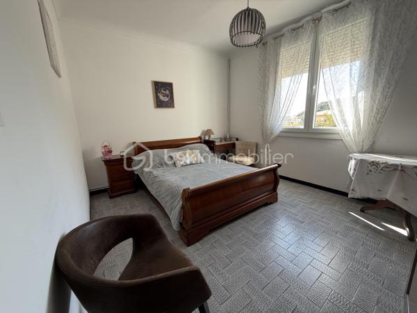 A seulement 3 minutes du port et des commerces, découvrez cette superbe maison entierement rénovée, offrant une vue imprenable sur la citadelle et le port de Bonifacio.
- 3 chambres (possibilité 4)
- 2 salles de douches avec WC
- un grand salon sejour avec véranda
- Climatisation et pompes à chaleur recentes
- plus de 65 M2 de terrasses avec vue
- jardin de 135 M2
- Cuisine d 'été exterieure dans abri de jardin
- alarme verisure installée

Maison en parfait état : aucun travaux à prévoir, vous posez vos valises!

Bien rare en CORSE DU SUD, à visiter rapidement