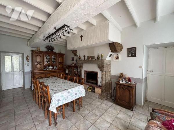 Exclusivement à l'Etude, LARCHAMP, Lot de 2 maisons de 74m² chacune :
- Une maison en pierres ...