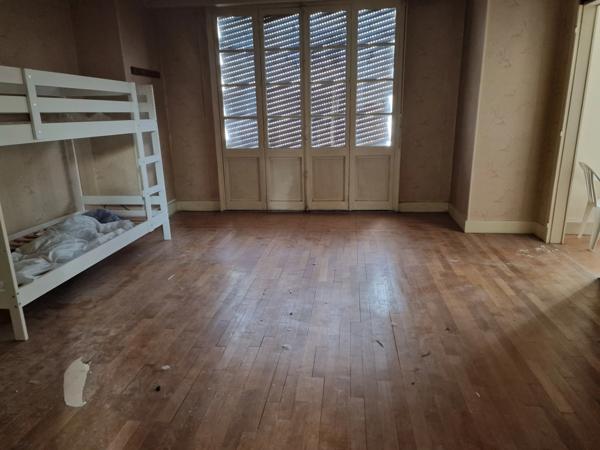 Immeuble à vendre proche EPINAL (88) Ensemble immobilier T10 à rénover avec dépendances / 1172 m2 de terrain