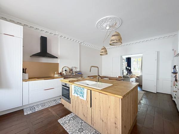 LA ROCHEFOUCAULD CENTRE belle maison de bourg de caractère entièrement rénovée