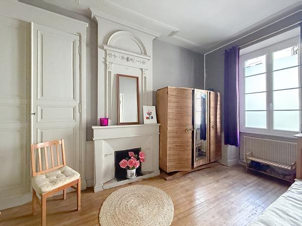 LA ROCHEFOUCAULD CENTRE belle maison de bourg de caractère entièrement rénovée