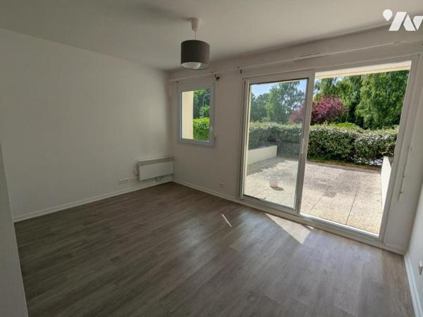 VANNES ouest : Studio avec grande terrasse et parking + cave