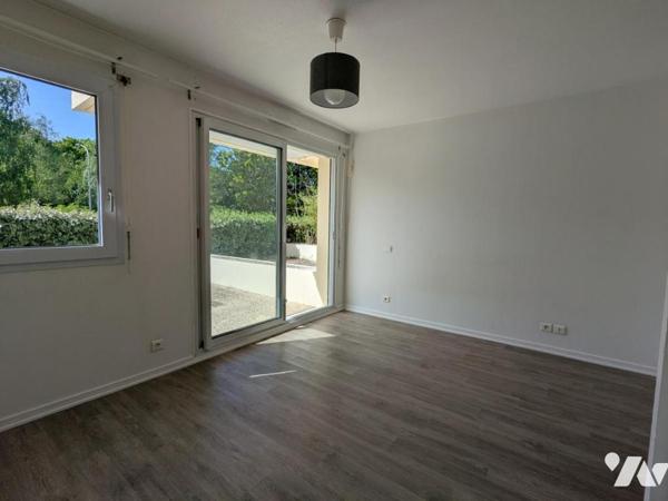 VANNES ouest : Studio avec grande terrasse et parking + cave