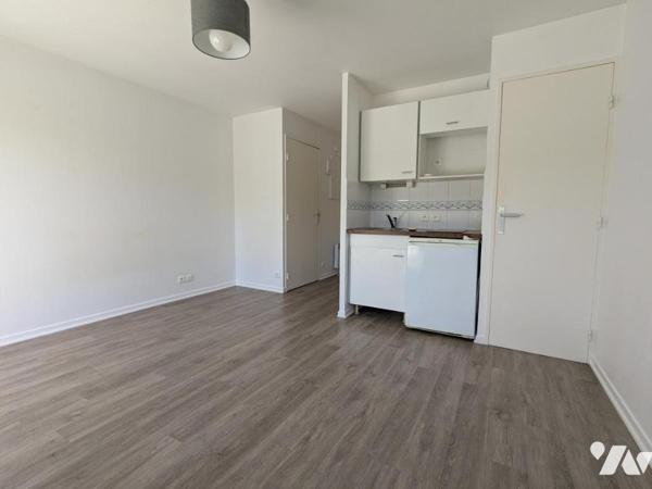 VANNES ouest : Studio avec grande terrasse et parking + cave