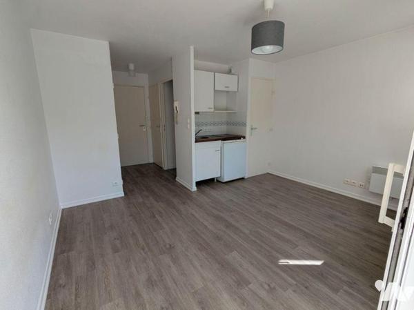 VANNES ouest : Studio avec grande terrasse et parking + cave