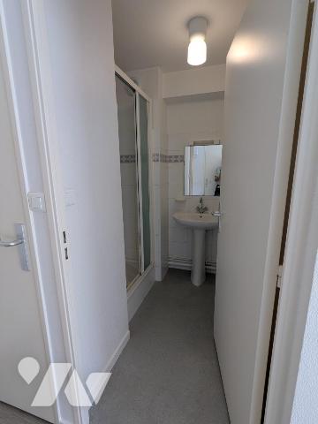 VANNES ouest : Studio avec grande terrasse et parking + cave
