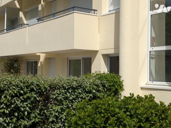 VANNES ouest : Studio avec grande terrasse et parking + cave