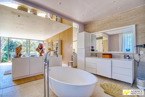Le Chesnay Rocquencourt - Maison 8 pièces 327 m² au sol sur parcelle de 718 m² avec piscine et double garage automatisé €1 890 000 ** - Référence 27468