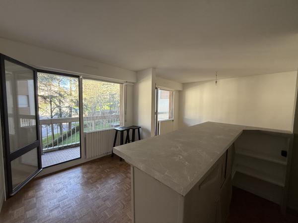 Saint-Étienne (42000) STUDIO AVEC BALCAN ET PLACE DE PARKING