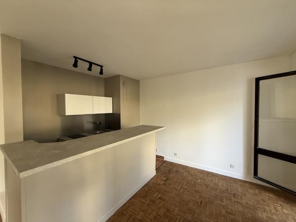 Saint-Étienne (42000) STUDIO AVEC BALCAN ET PLACE DE PARKING