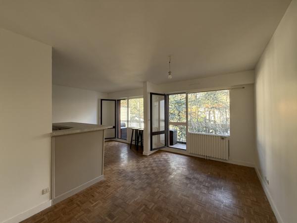 Saint-Étienne (42000) STUDIO AVEC BALCAN ET PLACE DE PARKING