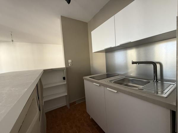 Saint-Étienne (42000) STUDIO AVEC BALCAN ET PLACE DE PARKING