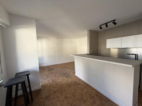 Saint-Étienne (42000) STUDIO AVEC BALCAN ET PLACE DE PARKING