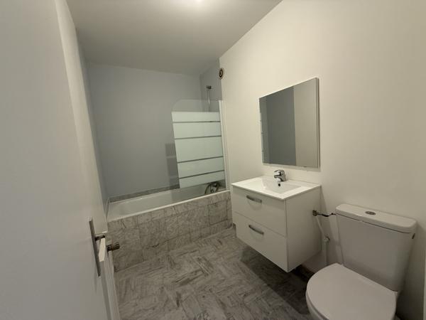 Saint-Étienne (42000) STUDIO AVEC BALCAN ET PLACE DE PARKING