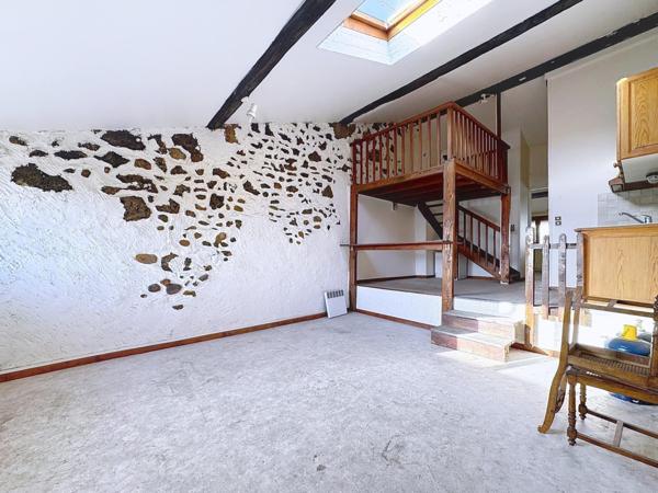 Dernier étage à Voiron centre, T2 de 52 m² exposé Sud, à rénover