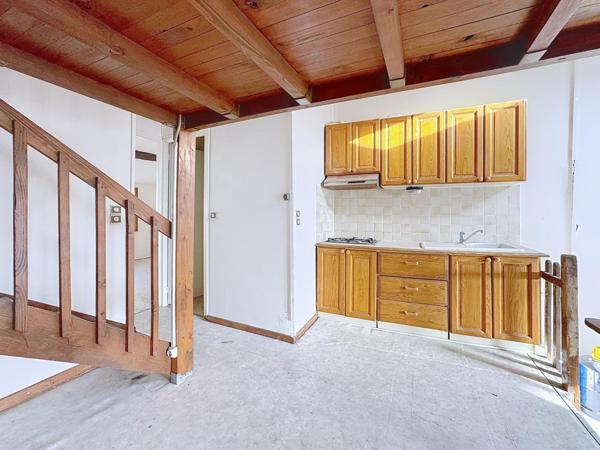 Dernier étage à Voiron centre, T2 de 52 m² exposé Sud, à rénover