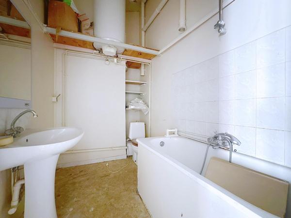 Dernier étage à Voiron centre, T2 de 52 m² exposé Sud, à rénover