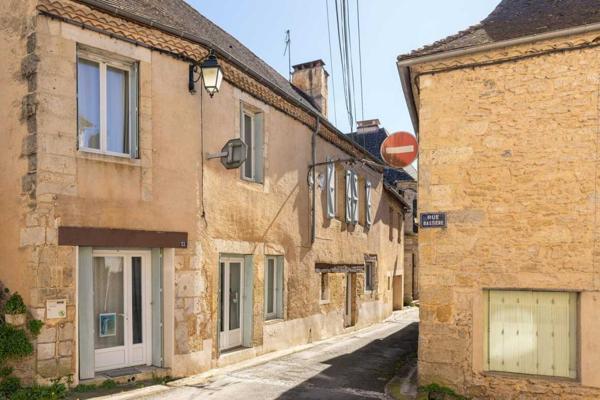 Maison ancienne - Le bugue Maison en pierres rénovée 123 m2 avec jardinet, proche des commerces et du Marché du Bugue