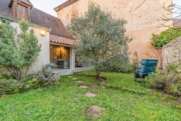 Maison ancienne - Le bugue Maison en pierres rénovée 123 m2 avec jardinet, proche des commerces et du Marché du Bugue