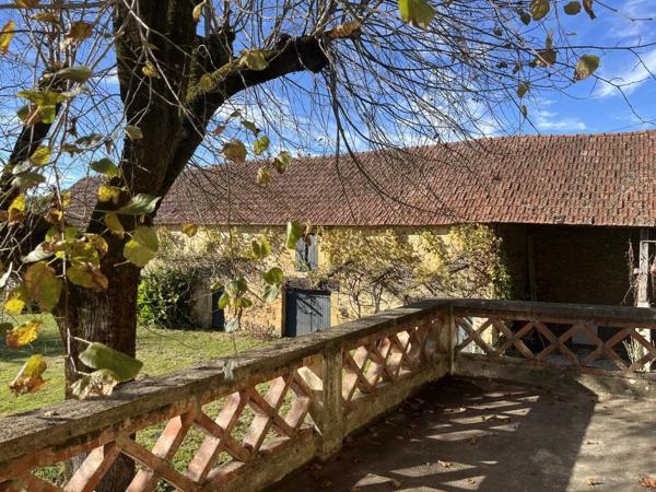 Maison ancienne - Sarlat-la-caneda Proche de la rivière Dordogne, entre Sarlat et Souillac, bel ensemble sur deux hectares avec maison principale et grande grange.
