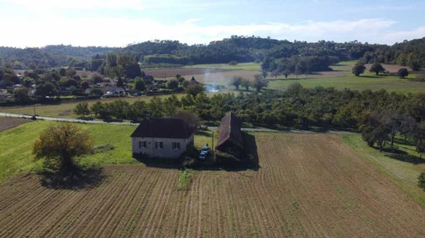 Maison ancienne - Sarlat-la-caneda Proche de la rivière Dordogne, entre Sarlat et Souillac, bel ensemble sur deux hectares avec maison principale et grande grange.