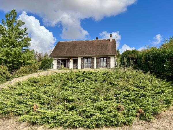 Château-Renard : charmant village du Loiret riche de son histoire et de son architecture médiévale. Sur place, vous bénéficiez de l’ensemble des services et commodités du quotidien : écoles, commerces et nombreux équipements sportifs. Gare de Montargis à 17KM, accès Autoroute A6/A19 à moins de 15KM. 

Venez visiter cette maison traditionnelle, véritable construction de qualité qui vous révèlera un potentiel sans limite. Edifiée au cours des années 1980, elle dispose d’un intérieur spacieux et de pièces de vie tournées vers l’extérieur, offrant une vue imprenable sur la vallée environnante. La cuisine est fonctionnelle grâce à de nombreux rangements, le séjour bénéficie d’une cheminée insert pour profiter de la douceur du feu en hiver. Le rez-de-chaussée est complété par une chambre, ainsi qu’une salle d’eau et un wc, rendant la maison habitable de plain-pied ! 

L’étage comprend une vaste pièce palière, deux vastes chambres ainsi qu’une salle d’eau et un wc. 

Elevée sur un sous-sol total (accessible de l’extérieur et de l’intérieur de la maison), cette bâtisse allie praticité et volume. Un garage indépendant et une cuisine d’été complètent l’ensemble. 

Vous appréciez la nature et le jardin ? Le terrain de près de 6295m² vous séduira. Vous envisagez un potager, un verger ou même d’accueillir des animaux, ce grand terrain entièrement clôturé vous permet de réaliser tous vos projets !